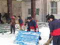 清扫积雪，方便师生