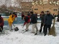 [图文]瑞雪初晴  操场除雪