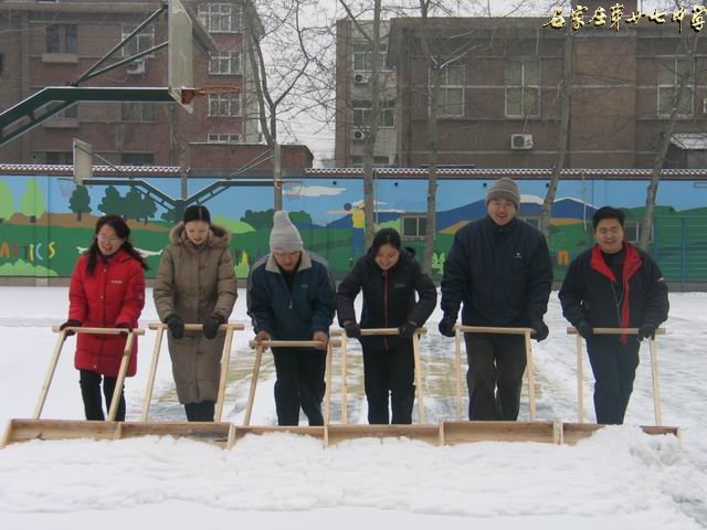 4日清晨扫雪忙