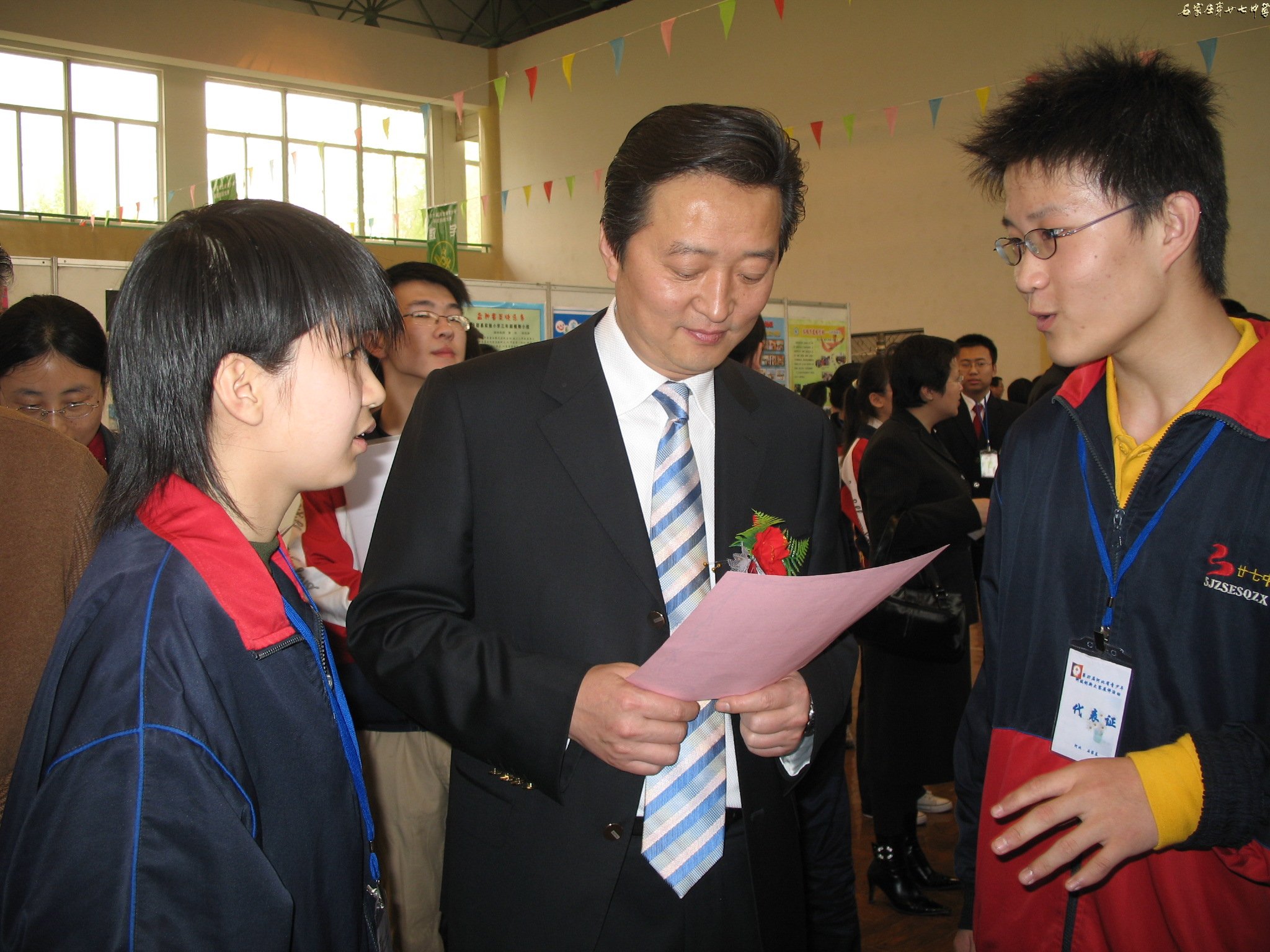 王刚副市长在听取我校学生介绍作品