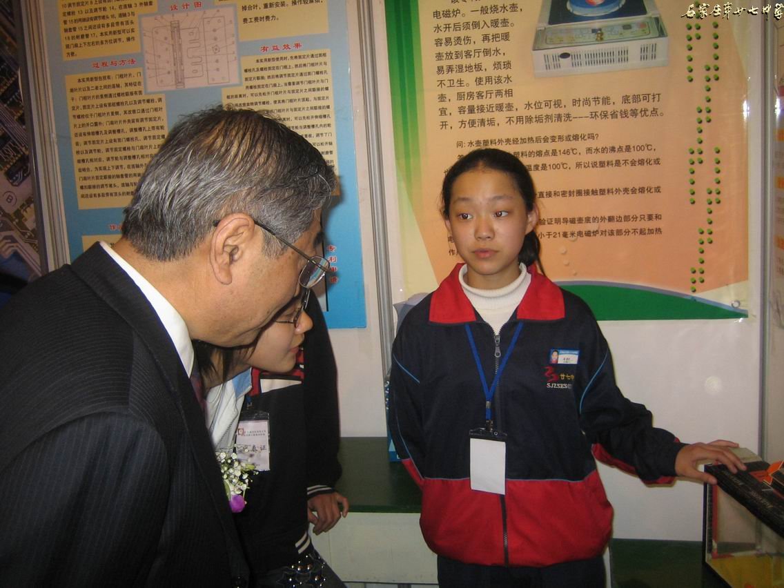 科协主席在和我校同学交流