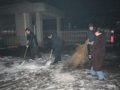 [图片]师生清积雪  瑞雪兆丰年