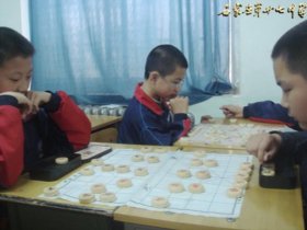 初一年级开展象棋兴趣小组活动