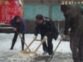 清扫校园积雪   方便师生出行