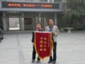 “榜样在身边，我为团徽添光彩”